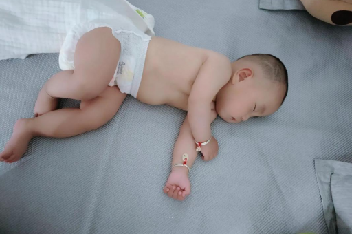 南城孕妇肚子一跳一跳